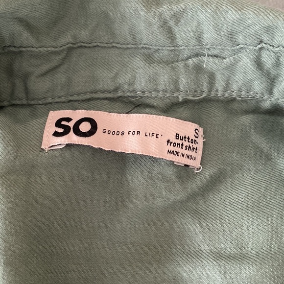 Green button down sleeveless top - Picture 2 of 3